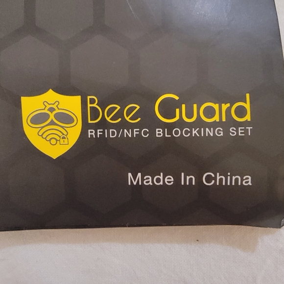 🆕️🛍RFID Blocking Card amd Sleeve Set 🆕️🛍 - Picture 3 of 9